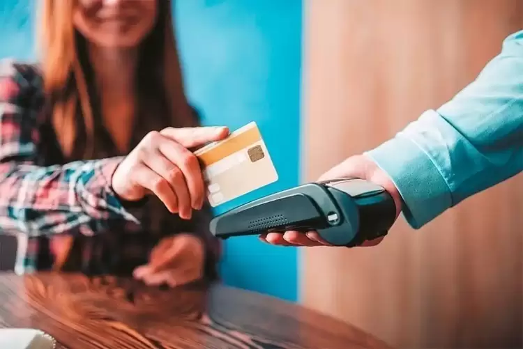 Επιδόματα με προπληρωμένη κάρτα: Τι αλλάζει σε αναλήψεις πληρωμές και προθεσμίες για δικαιούχους