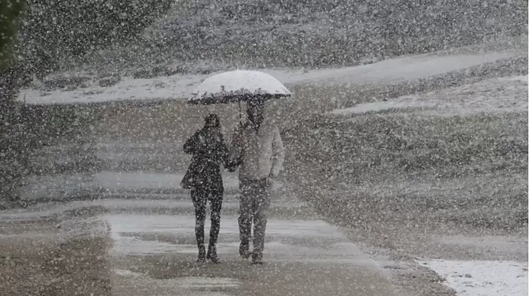 Καιρός – Έκτακτο δελτίο επιδείνωσης: Βουτιά θερμοκρασίας, χιόνια και ισχυρές καταιγίδες