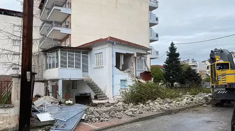 Κατερίνη: Κατεδάφιση διώροφου κτιρίου στην Αθανασίου Αστερίου