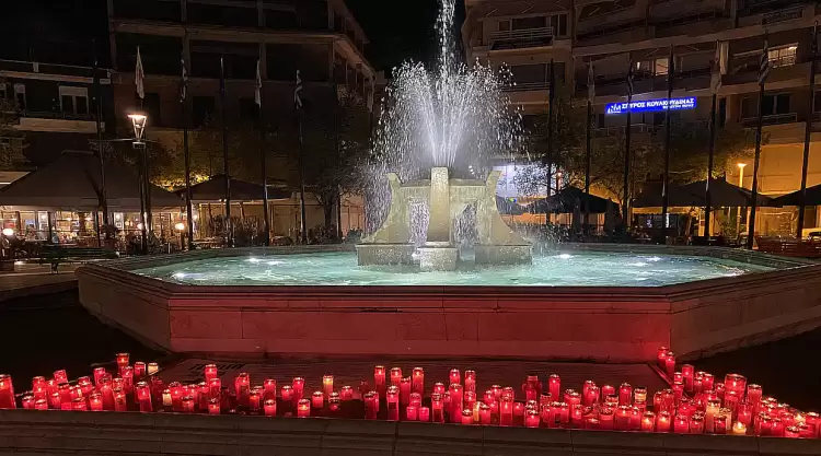 Κατερίνη: Κερί μνήμης στην πλατεία Δημαρχείου για τα θύματα των Τεμπών