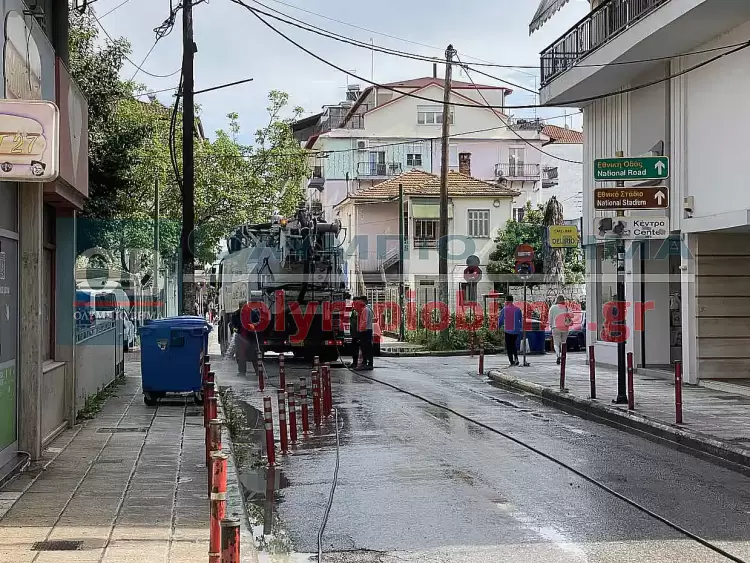 Κατερίνη: Σοβαρή βλάβη σε αγωγό λυμάτων στην Παρθενίου Βαρδάκα – Πλημμύρισε ο δρόμος με ακάθαρτα ύδατα