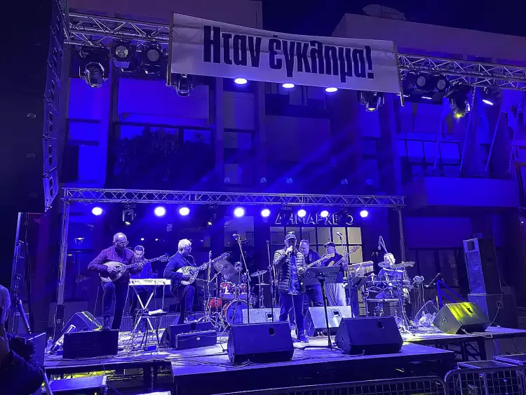 Η Κατερίνη τραγούδησε για τα Τέμπη – Μια συγκλονιστική βραδιά μνήμης 