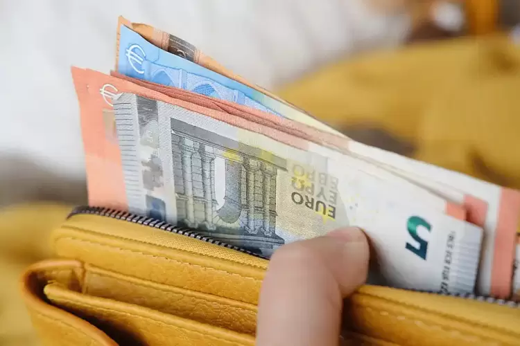 Κατώτατος μισθός: Πρεμιέρα με 880 ευρώ – Ποια επιδόματα αυξάνονται