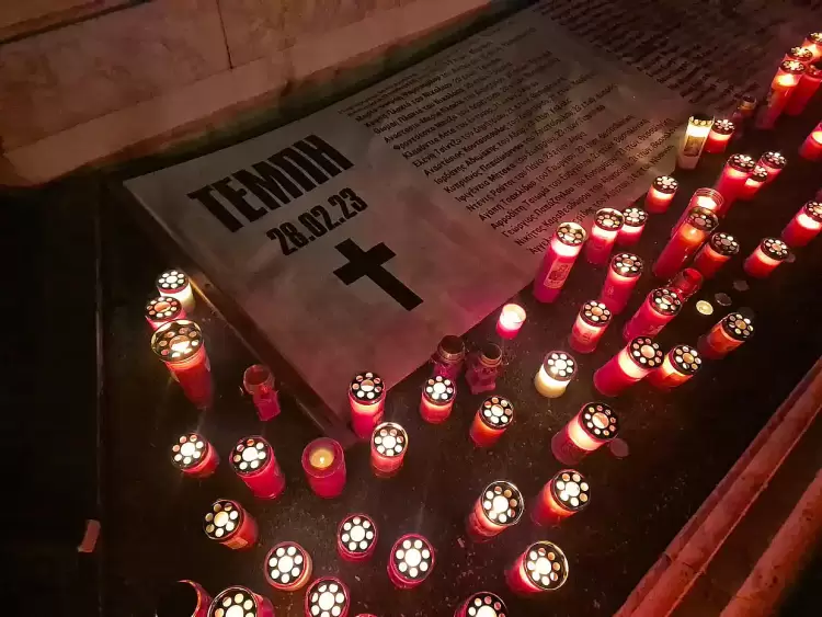 Κερί μνήμης στην Πλατεία Δημαρχείου Κατερίνης για τα θύματα των Τεμπών
