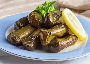 Ντολμαδάκια με αμπελόφυλλα γιαλαντζί