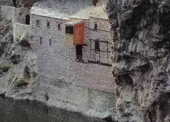 Σε μια βραχονησίδα πάνω από τα νερά του Αλιάκμονα το ασκηταριό του Αγίου Νικάνορα και η Μονή της Ζάβορδας Σε μια βραχονησίδα πάνω από τα νερά του Αλιάκμονα το ασκηταριό του Αγίου Νικάνορα και η Μονή της Ζάβορδας