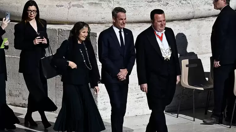 Στην κηδεία του Πάπα Φραγκίσκου ο Κυριάκος Μητσοτάκης, συνοδευόμενος από την σύζυγό του Μαρέβα Στην κηδεία του Πάπα Φραγκίσκου ο Κυριάκος Μητσοτάκης, συνοδευόμενος από την σύζυγό του Μαρέβα