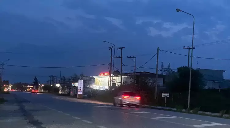 Στο σκοτάδι η είσοδος της Κατερίνης – Κίνδυνος για οδηγούς και πεζούς