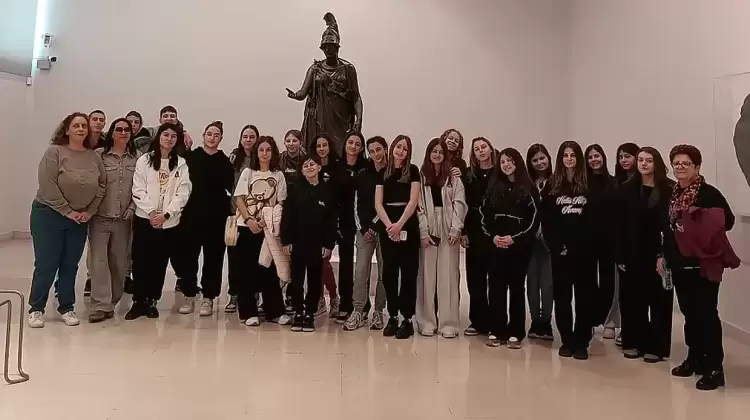 Το 2ο Γυμνάσιο Κατερίνης στο μαθητικό φεστιβάλ Πειραιά Το 2ο Γυμνάσιο Κατερίνης στο μαθητικό φεστιβάλ Πειραιά