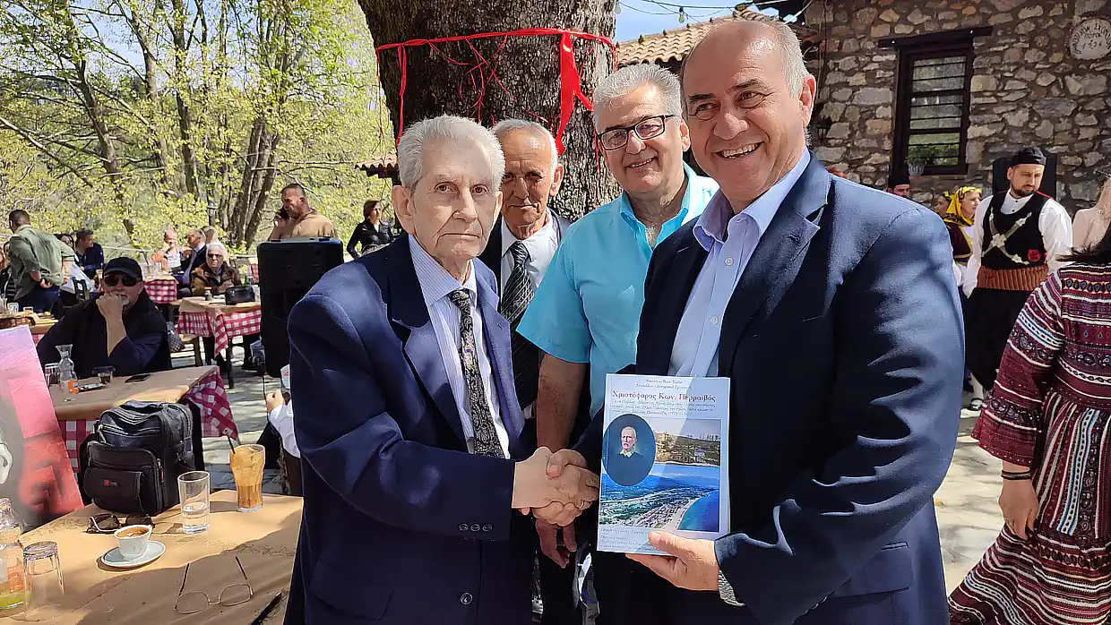 Το νέο βιβλίο του Νικόλαου Σαϊδέ παρουσιάστηκε στην κεντρική πλατεία των Παλαιών Πόρων την ημέρα του Αγίου Γεωργίου Το νέο βιβλίο του Νικόλαου Σαϊδέ παρουσιάστηκε στην κεντρική πλατεία των Παλαιών Πόρων την ημέρα του Αγίου Γεωργίου