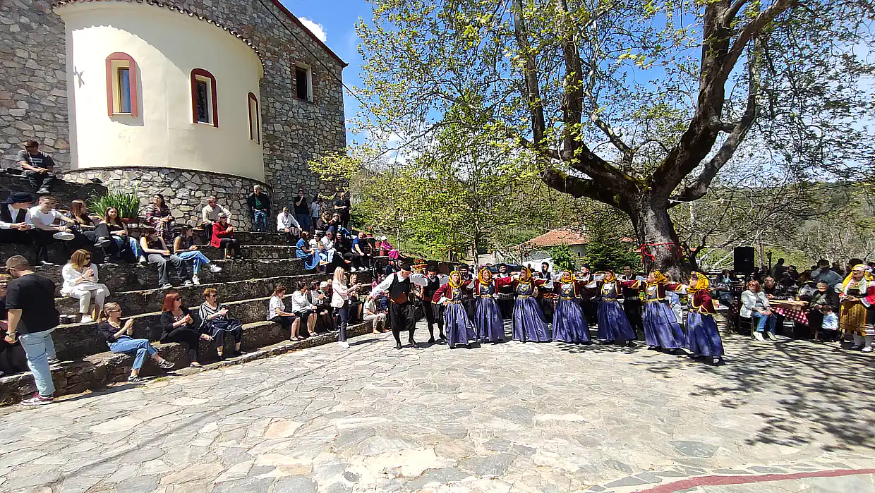 Το νέο βιβλίο του Νικόλαου Σαϊδέ παρουσιάστηκε στην κεντρική πλατεία των Παλαιών Πόρων την ημέρα του Αγίου Γεωργίου Το νέο βιβλίο του Νικόλαου Σαϊδέ παρουσιάστηκε στην κεντρική πλατεία των Παλαιών Πόρων την ημέρα του Αγίου Γεωργίου