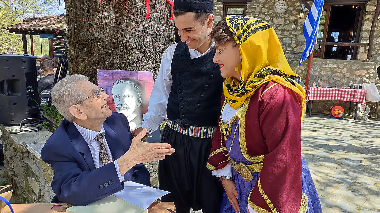 Το νέο βιβλίο του Νικόλαου Σαϊδέ παρουσιάστηκε στην κεντρική πλατεία των Παλαιών Πόρων την ημέρα του Αγίου Γεωργίου Το νέο βιβλίο του Νικόλαου Σαϊδέ παρουσιάστηκε στην κεντρική πλατεία των Παλαιών Πόρων την ημέρα του Αγίου Γεωργίου