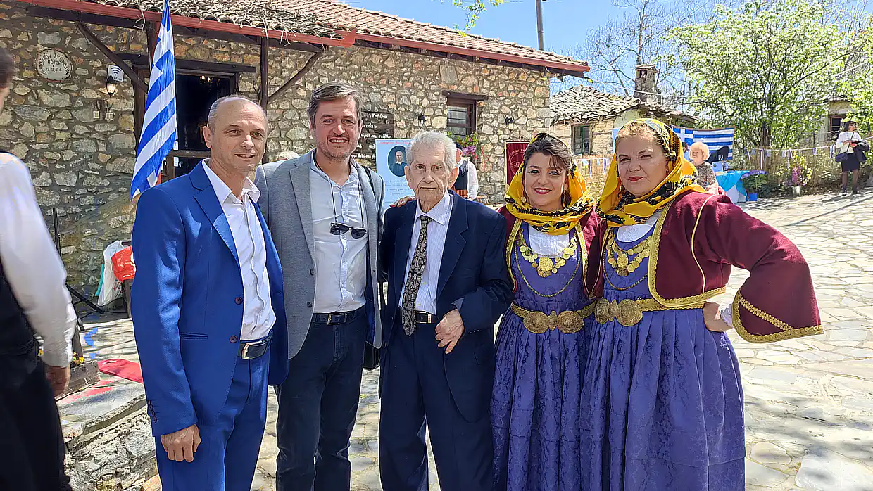 Το νέο βιβλίο του Νικόλαου Σαϊδέ παρουσιάστηκε στην κεντρική πλατεία των Παλαιών Πόρων την ημέρα του Αγίου Γεωργίου Το νέο βιβλίο του Νικόλαου Σαϊδέ παρουσιάστηκε στην κεντρική πλατεία των Παλαιών Πόρων την ημέρα του Αγίου Γεωργίου