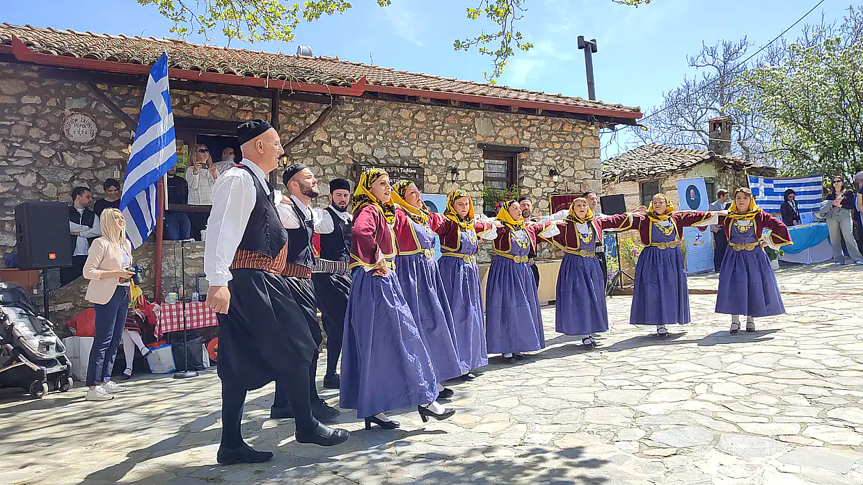 Το νέο βιβλίο του Νικόλαου Σαϊδέ παρουσιάστηκε στην κεντρική πλατεία των Παλαιών Πόρων την ημέρα του Αγίου Γεωργίου Το νέο βιβλίο του Νικόλαου Σαϊδέ παρουσιάστηκε στην κεντρική πλατεία των Παλαιών Πόρων την ημέρα του Αγίου Γεωργίου