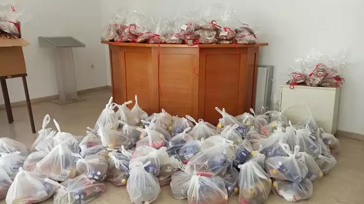 Τριακόσια εξήντα τρία (363) γεύματα αδιαφορίας Τριακόσια εξήντα τρία (363) γεύματα αδιαφορίας