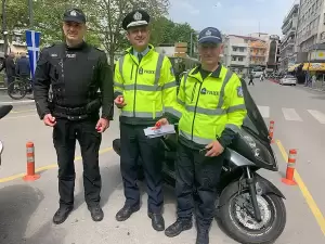 Τροχαία Κατερίνης: Μοίρασε κόκκινα αβγά και συμβουλές οδικής ασφάλειας για το Πάσχα Τροχαία Κατερίνης: Μοίρασε κόκκινα αβγά και συμβουλές οδικής ασφάλειας για το Πάσχα