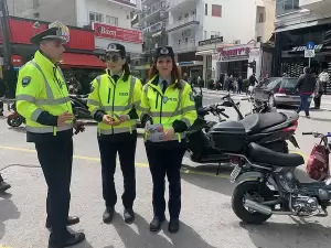 Τροχαία Κατερίνης: Μοίρασε κόκκινα αβγά και συμβουλές οδικής ασφάλειας για το Πάσχα Τροχαία Κατερίνης: Μοίρασε κόκκινα αβγά και συμβουλές οδικής ασφάλειας για το Πάσχα