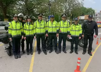 Τροχαία Κατερίνης: Μοίρασε κόκκινα αβγά και συμβουλές οδικής ασφάλειας για το Πάσχα
