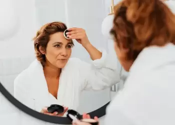 5 λάθη που πρέπει να αποφύγεις όταν ισιώνεις τα μαλλιά σου