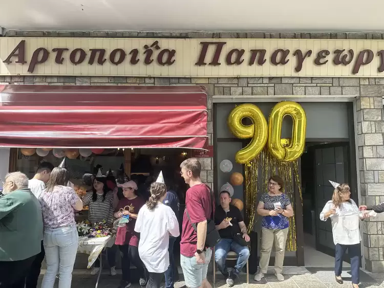 90 χρόνια Φούρνος Παπαγεωργίου: Η παράδοση της Κατερίνης στον φούρνο της γειτονιάς 90 χρόνια Φούρνος Παπαγεωργίου: Η παράδοση της Κατερίνης στον φούρνο της γειτονιάς