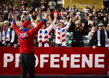 Αντί να βρίζουν, ψέλνουν ύμνους!