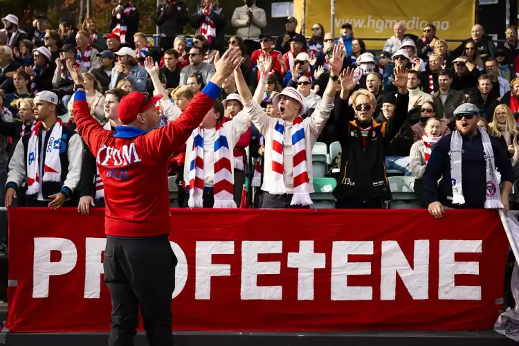 Αντί να βρίζουν, ψέλνουν ύμνους! Αντί να βρίζουν, ψέλνουν ύμνους!