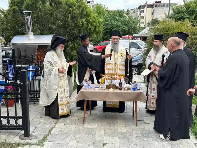 Εσπερινός προς τιμήν του Αγίου Χριστοφόρου, προστάτη των οδηγών στο παρεκκλήσι του σταθμού λεωφορείων στην Κατερίνη