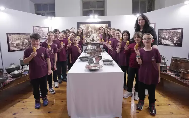 Γλυκές πινελιές παράδοσης από τους μικρούς χορευτές της Ένωσης Ποντίων Πιερίας στην πολυθεματική έκθεση