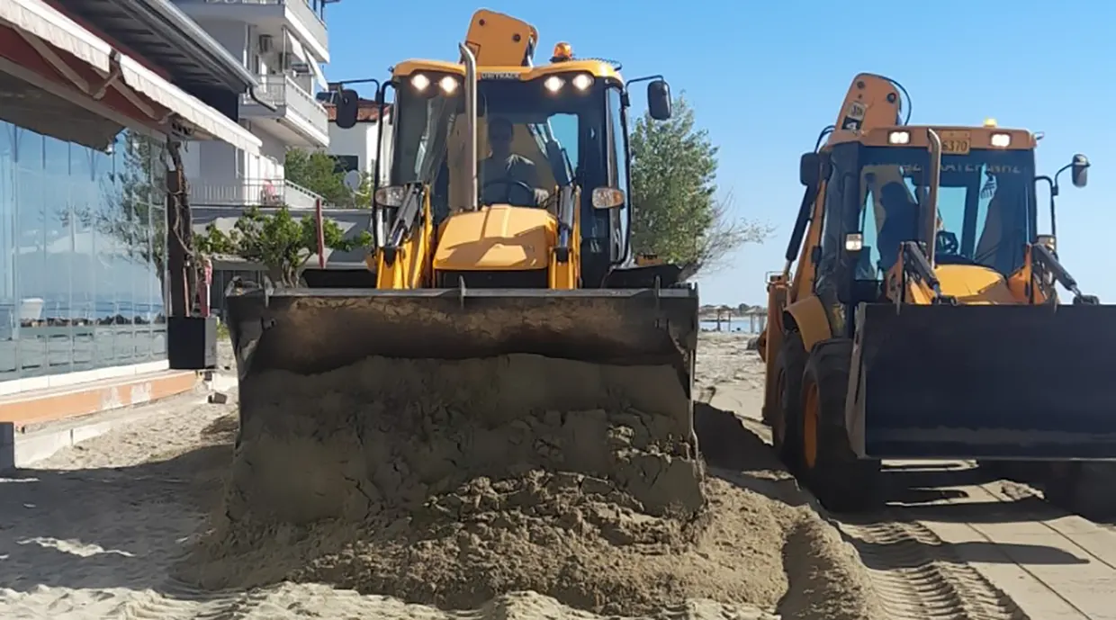 Καθαρισμοί και διαμόρφωση άμμου στην Παραλία Κατερίνης ενόψει καλοκαιριού Καθαρισμοί και διαμόρφωση άμμου στην Παραλία Κατερίνης ενόψει καλοκαιριού