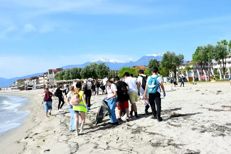 Καθαρισμός της Ολυμπιακής Ακτής από σχολεία της Κατερίνης με τη στήριξη του Δήμου και του Λιμενικού