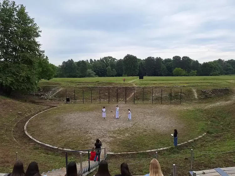 Μαθητές και μαθήτριες της Γ΄ τάξης του Γυμνασίου Κονταριώτισσας «υιοθέτησαν» το ελληνιστικό θέατρο του Αρχαίου Δίου Μαθητές και μαθήτριες της Γ΄ τάξης του Γυμνασίου Κονταριώτισσας «υιοθέτησαν» το ελληνιστικό θέατρο του Αρχαίου Δίου