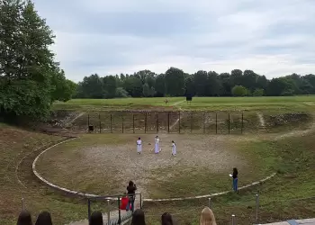 Μαθητές και μαθήτριες της Γ΄ τάξης του Γυμνασίου Κονταριώτισσας «υιοθέτησαν» το ελληνιστικό θέατρο του Αρχαίου Δίου