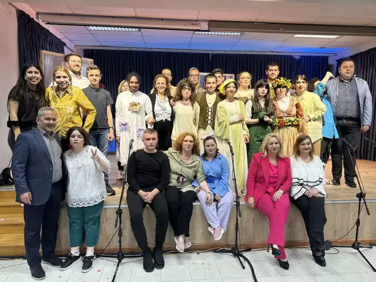 “Μήνυμα Ειρήνης” από τη θεατρική ομάδα του Εν.Ε.Ε.Γυ.Λ. Κατερίνης