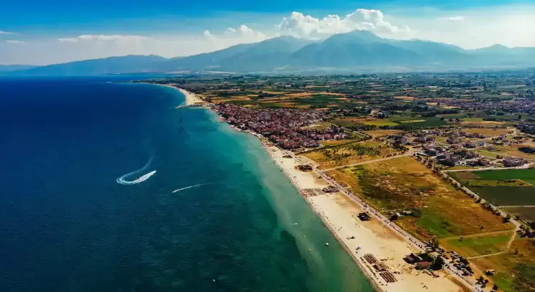 Η Πιερία κατακτά 15 Γαλάζιες Σημαίες – Ακτές που Σηκώνουν Ψηλά τον Πήχη