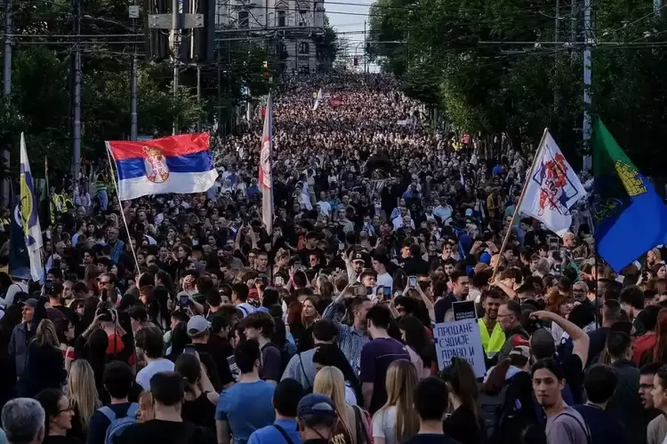 Σερβία: Χιλιάδες διαδηλωτές στο Βελιγράδι με αίτημα τις πρόωρες εκλογές.