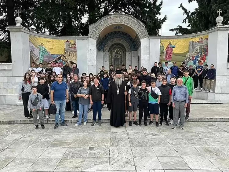 Στα «Βήματα του Αποστόλου Παύλου» μαθητές με τον Μητροπολίτη Κίτρους Στα «Βήματα του Αποστόλου Παύλου» μαθητές με τον Μητροπολίτη Κίτρους
