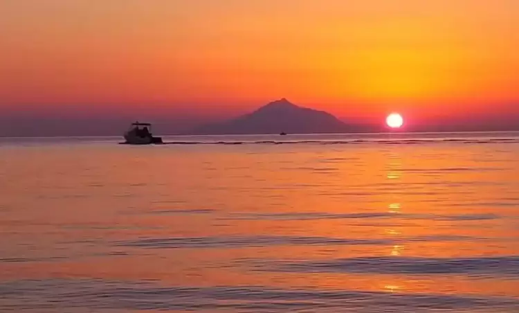 Τα μαγικά ηλιοβασιλέματα στον Άθω Τα μαγικά ηλιοβασιλέματα στον Άθω