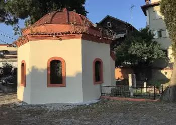 [Φρεσκοβαμμένος και καθαρισμένος ο εξωτερικός χώρος του τεκέ. Ο εσωτερικός ωστόσο μνημειακός χώρος χρειάζεται συντήρηση. Φωτ. Αντώνης Κάλφας (29. 6. 2025)]