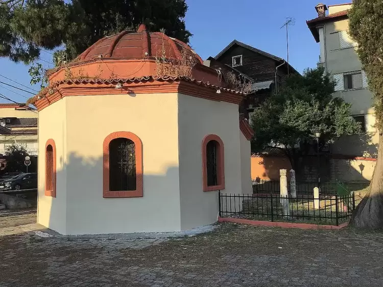 [Φρεσκοβαμμένος και καθαρισμένος ο εξωτερικός χώρος του τεκέ. Ο εσωτερικός ωστόσο μνημειακός χώρος χρειάζεται συντήρηση. Φωτ. Αντώνης Κάλφας (29. 6. 2025)]