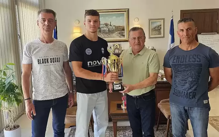 Ο Δήμαρχος Κατερίνης Ι. Ντούμου με τον 17χρονο πρωταθλητή Kickboxing Σωτήριο – Αλέξανδρο Σγουρίδη