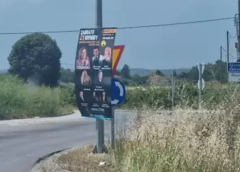 Εδώ και 15 μέρες η συγκεκριμένη αφίσα κρύβει τις πινακίδες κυκλοφορίας στον κυκλικό κόμβο για το νέο νοσοκομείο Εδώ και 15 μέρες η συγκεκριμένη αφίσα κρύβει τις πινακίδες κυκλοφορίας στον κυκλικό κόμβο για το νέο νοσοκομείο.