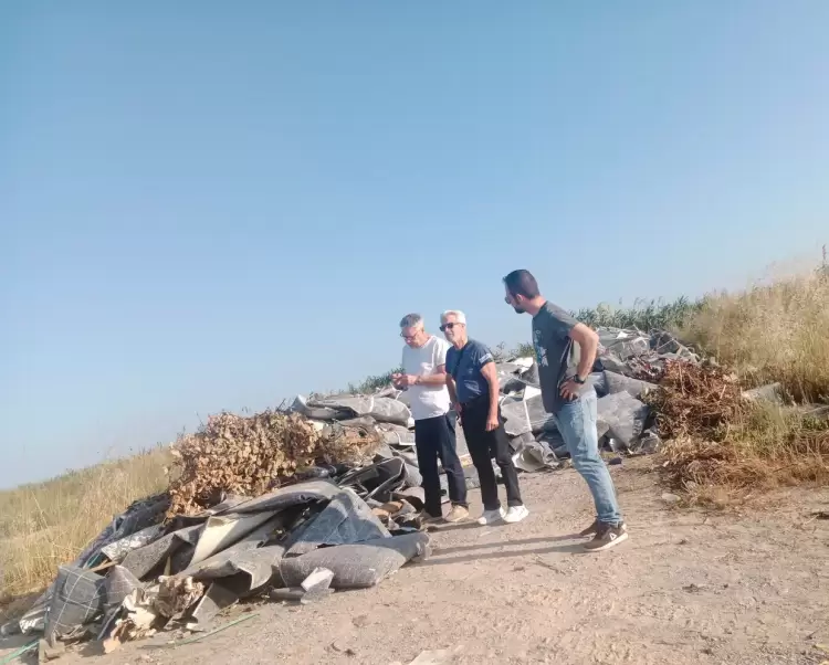 Φωτοβολταϊκά πάνελ απορρίφθηκαν μέσα στον υγρότοπο του Κορινού Πιερίας.