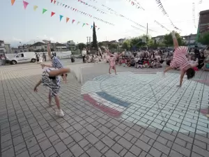 Μια αξέχαστη χορευτική γιορτή στο 19ο Δημοτικό Σχολείο Κατερίνης Μια αξέχαστη χορευτική γιορτή στο 19ο Δημοτικό Σχολείο Κατερίνης