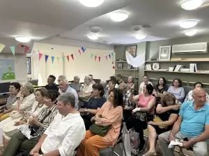 Μια μαγευτική βραδιά βιβλίου με τη Μαρία Τσακίρη και «Το Πορτρέτο του Βασιλιά» Μια μαγευτική βραδιά βιβλίου με τη Μαρία Τσακίρη και «Το Πορτρέτο του Βασιλιά»