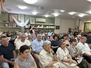 Μια μαγευτική βραδιά βιβλίου με τη Μαρία Τσακίρη και «Το Πορτρέτο του Βασιλιά» Μια μαγευτική βραδιά βιβλίου με τη Μαρία Τσακίρη και «Το Πορτρέτο του Βασιλιά»