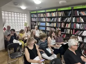 Μια μαγευτική βραδιά βιβλίου με τη Μαρία Τσακίρη και «Το Πορτρέτο του Βασιλιά» Μια μαγευτική βραδιά βιβλίου με τη Μαρία Τσακίρη και «Το Πορτρέτο του Βασιλιά»