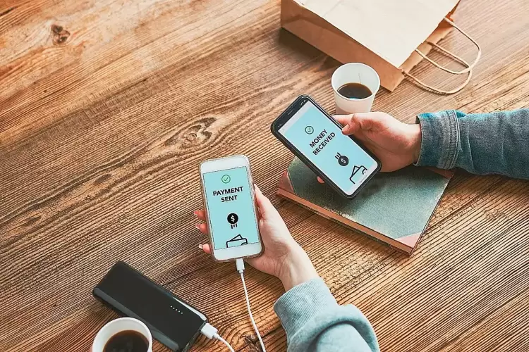 Οι Έλληνες αφήνουν στην άκρη τα μετρητά – Πληρώνουν ηλεκτρονικά και με κάρτες