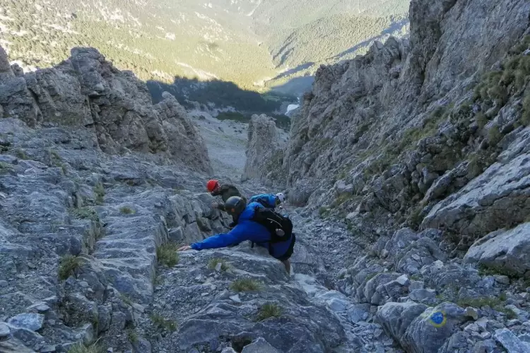 Όλυμπος: Νεκρή η 60χρονη Γερμανίδα που έπεσε σε πλαγιά στη θέση «Ζωνάρια»(vid) Όλυμπος: Νεκρή η 60χρονη Γερμανίδα που έπεσε σε πλαγιά (vid)