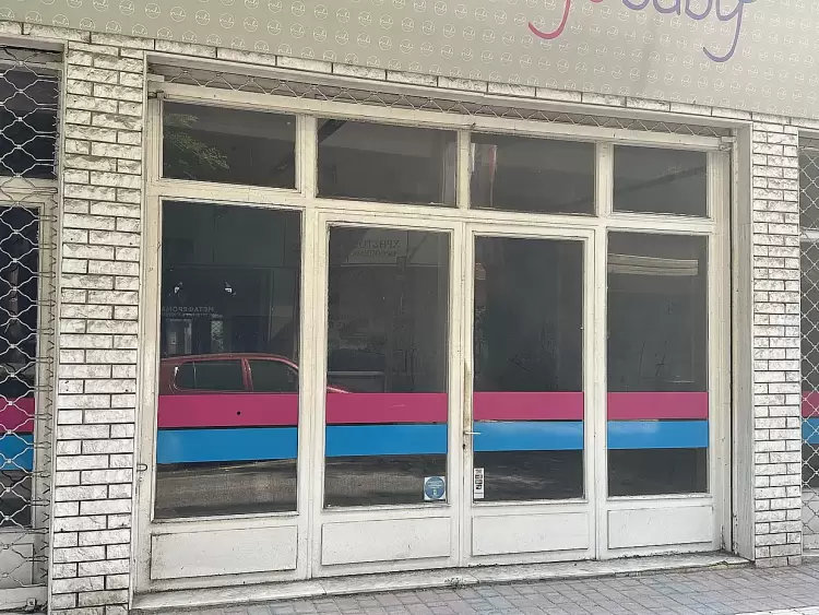 Όταν οι άδειες βιτρίνες αποκτούν ξανά ζωή – Μια πρόταση δημιουργικής αξιοποίησης των κλειστών καταστημάτων στην Κατερίνη