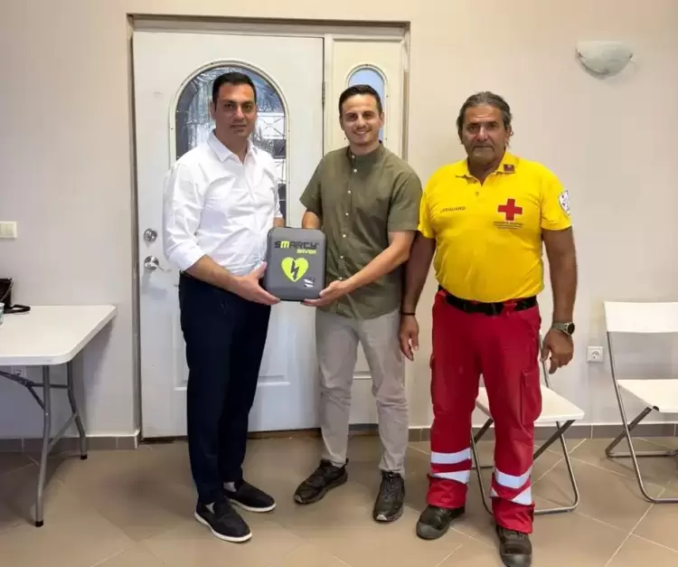 Προσφορά απινιδωτή από το Σπύρο Κουλκουδίνα στην κατασκήνωση Λεπτοκαρυάς